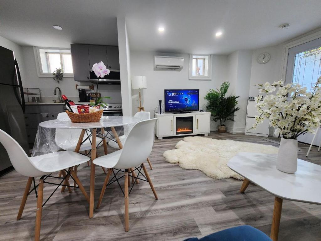 Entire 2BR Apt in Midtown Toronto, walk to Subway & Shops, Toronto