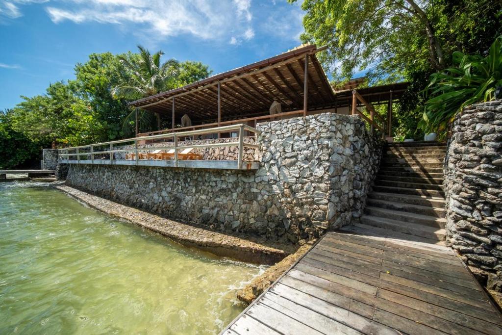 Stunning 6BR Beachfront Villa in Rosario - 1