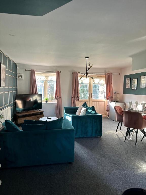 The Residency 4 bed home in Liverpool free parking, Litherland