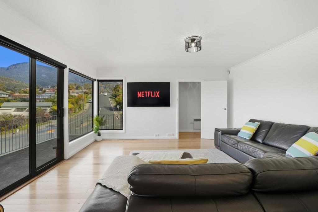 Mountain Views in a Quiet Neighbourhood also Close to CBD, Lenah Valley