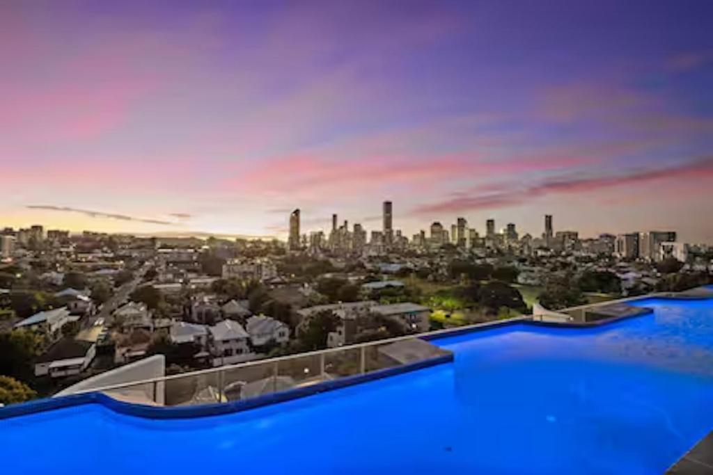 Gabba Oasis - Luxury 3BR Apt & Pool, Brisbane
