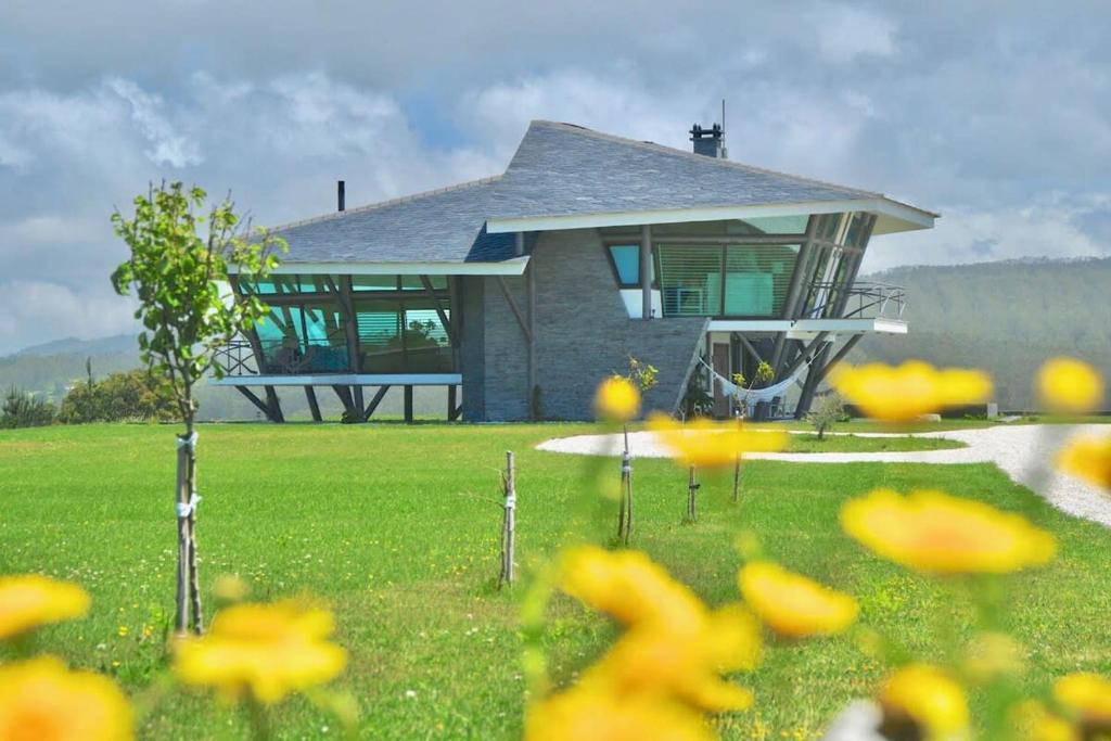 The Hidden Secret on the Cliff, Loiba