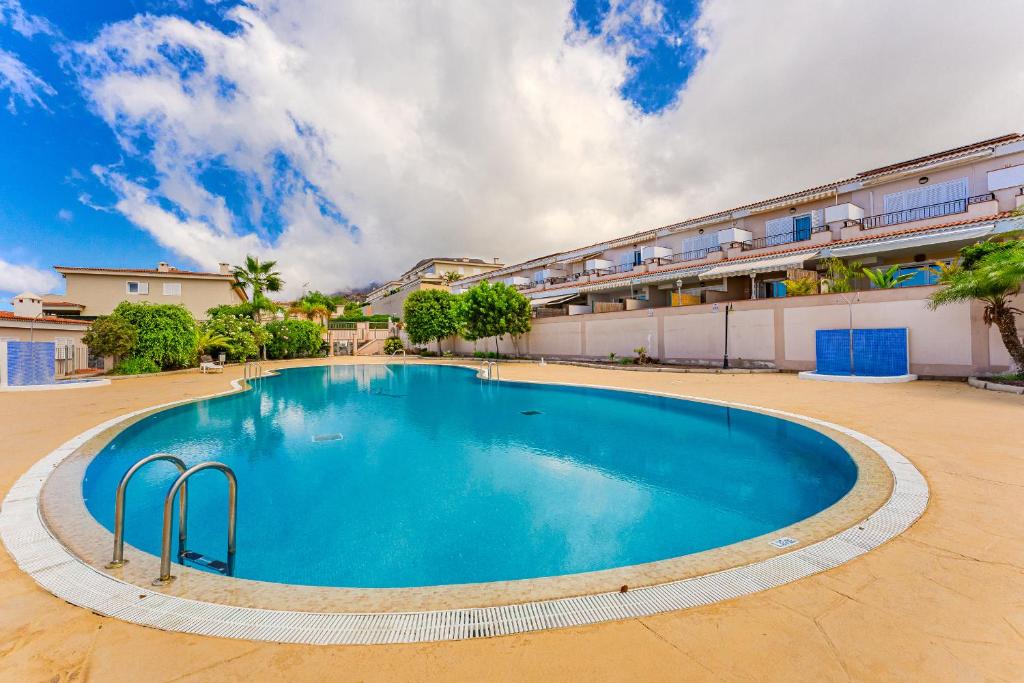 Modern apartment with large terrasse, bbq, fast wifi, 2 pools, Puerto de Santiago