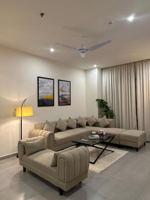 Skypark ,luxury apartment ,with netflix and pool, Islámábád