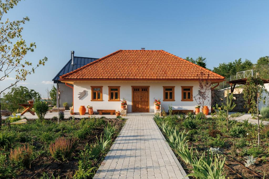 Two Doves House, Pohrebea