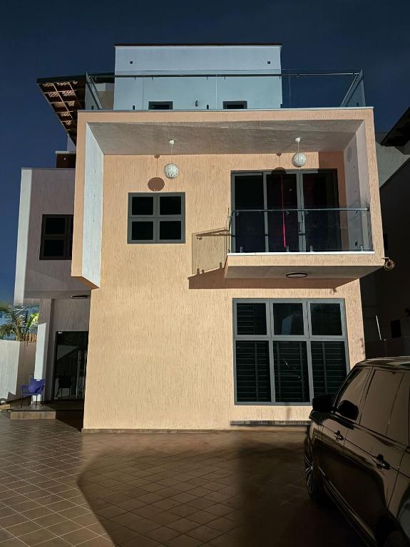 Aarons Place 4BR home 10mins to Airport Prime Area Fast WIFI, Accra