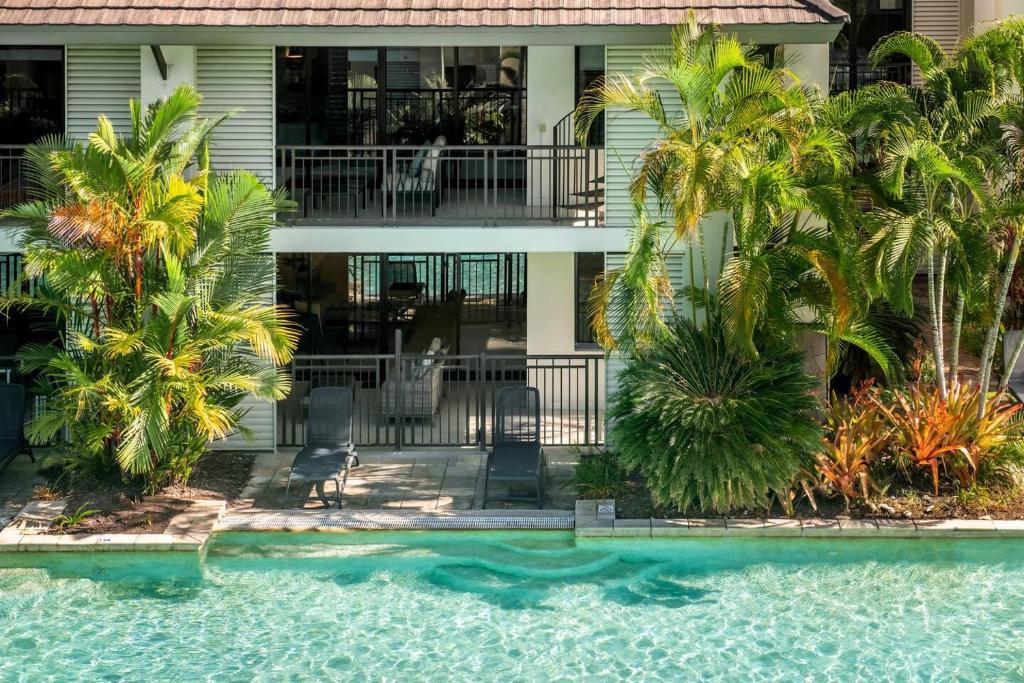 Infinity's Edge - Poolside Retreat at Temple Resort, Craiglie