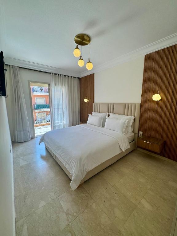 Elegant 2BR, Pool & Gym Access, Marakéš