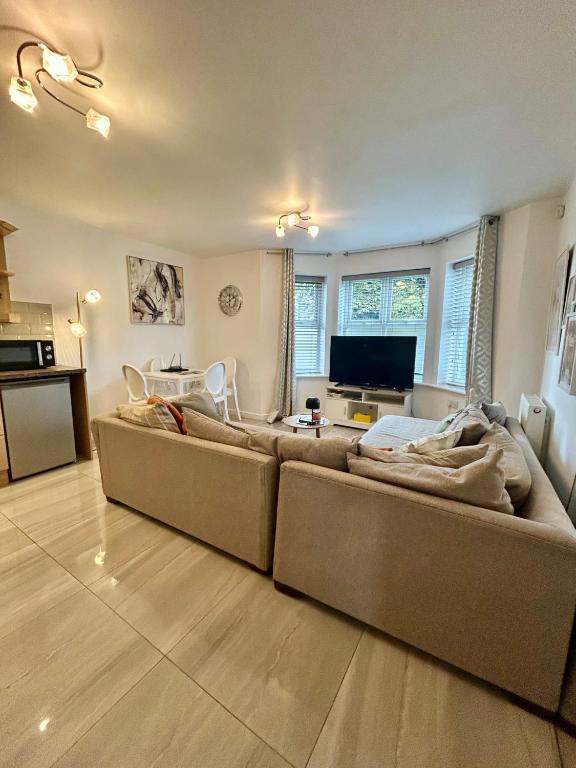 Cosy 4 Bed Apt by Telford Centre, Dawley