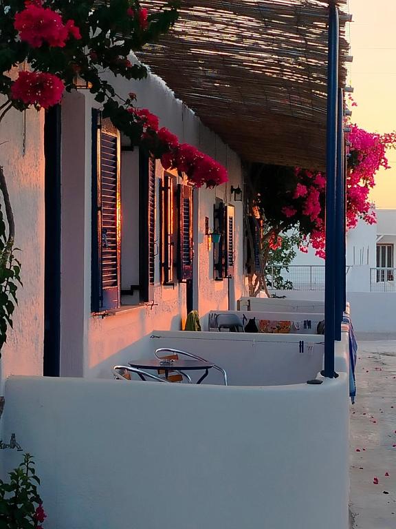 Glaros Beach, Perivolos