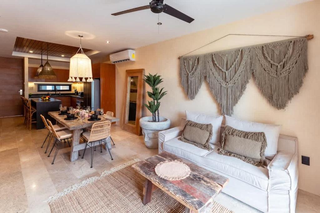 Deja Vu - Stylish 2BR Luxury Apartment with Private Pool - 2