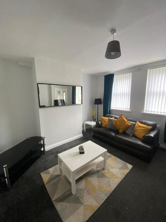 Weldon House - Sleeps 6 - Pet friendly - Parking, High Heaton