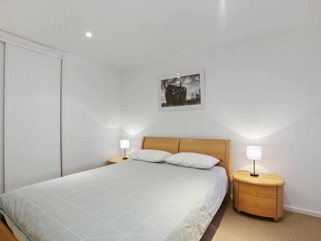 APOLLO BLUE 4 - modern waterfront apartment, Apollo Bay