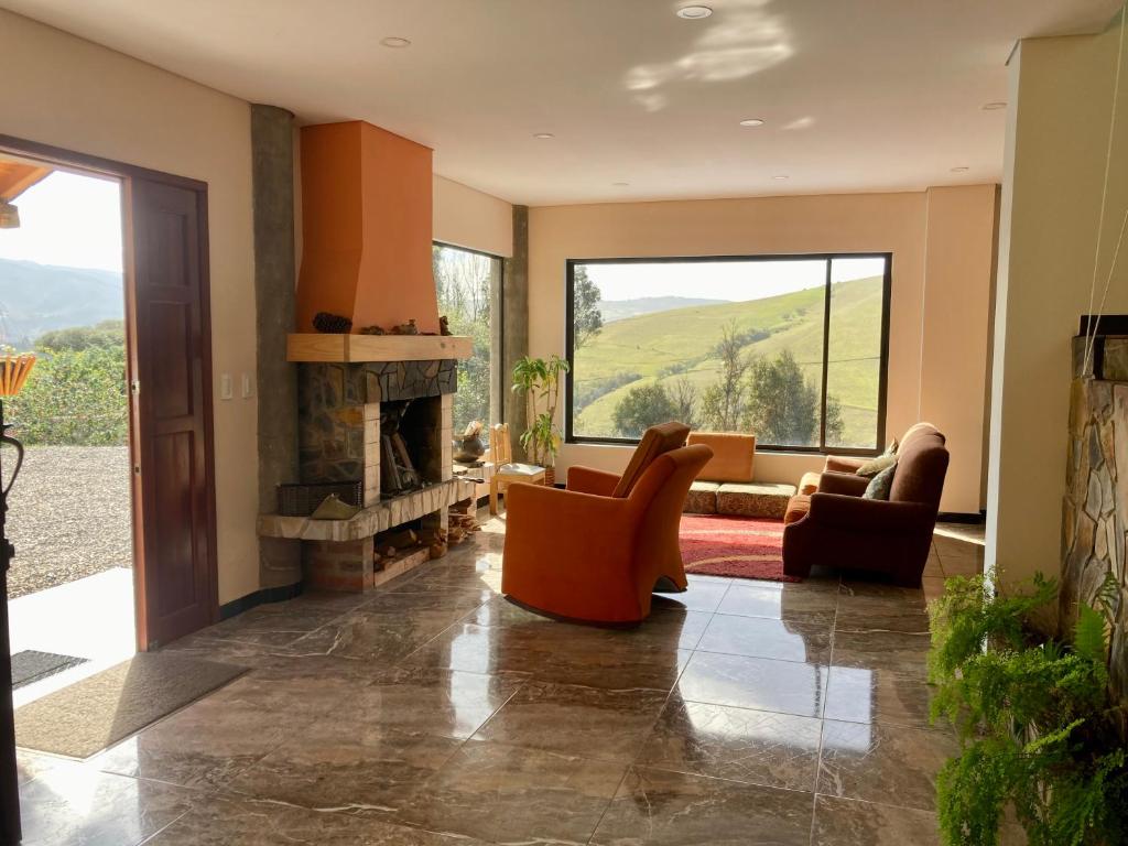 Casa de Campo, chimi, jardin, terraza, montanas, cerca termales, reserva con anticipo - 2