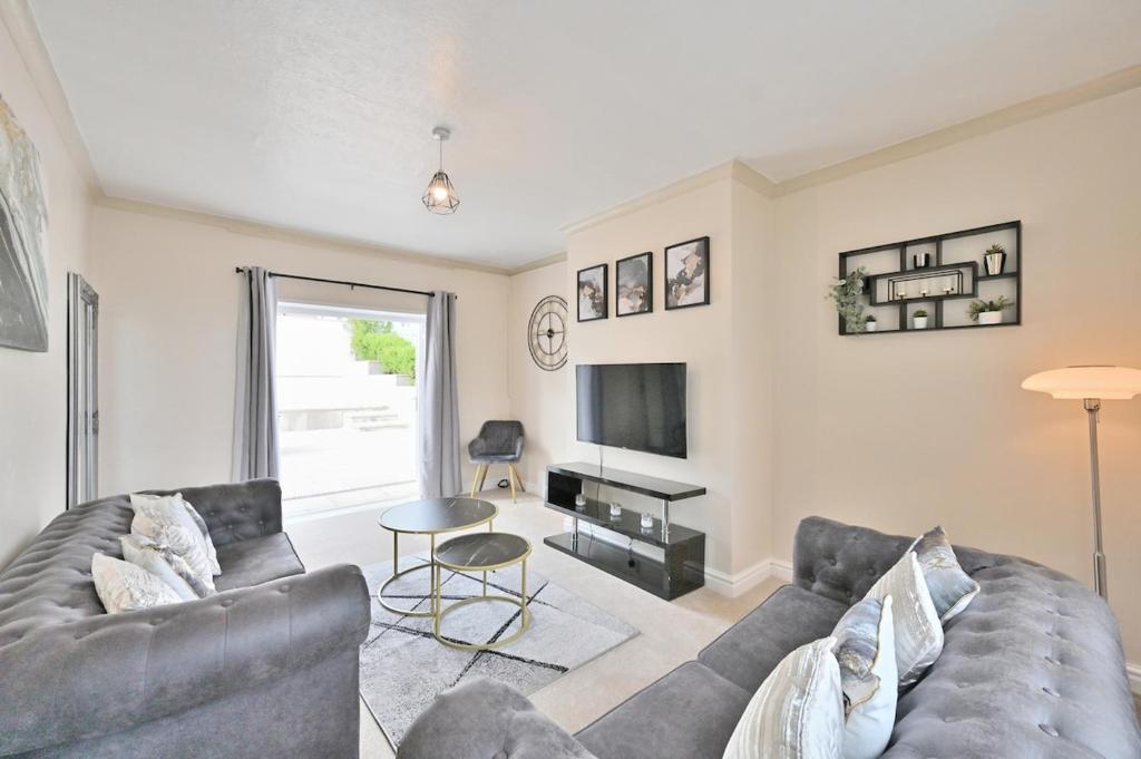 Sleek and Stylish 3 Bed in Bolton-Garden-Parking, Bradshaw