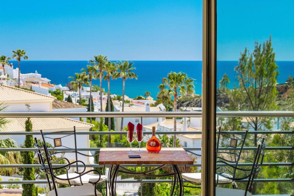Luxurious T2 with Pool & Breathtaking Ocean Views by BeCherish, Albufeira