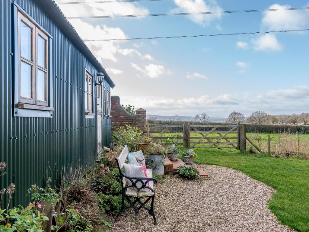 1 Bed in Ironbridge 77906, Leighton