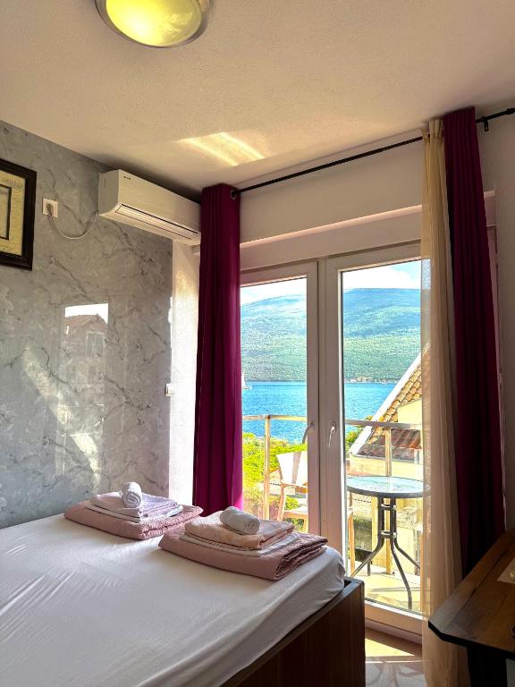 Beachfront Haven, Đenovići