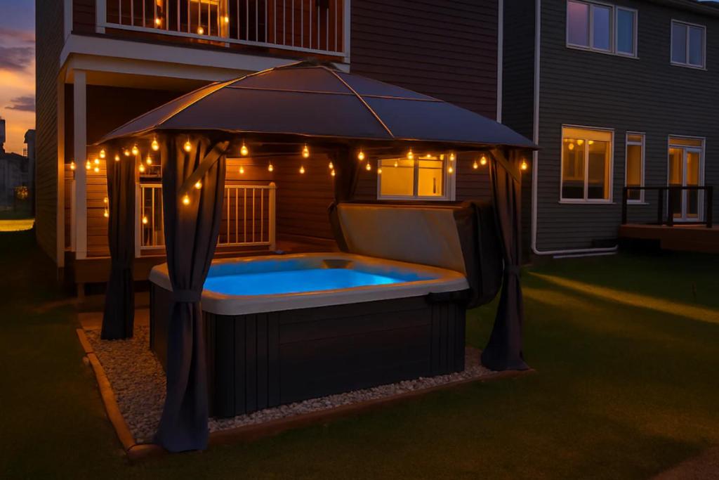 Urban Utopia - Hot Tub - King Bed - BBQ - Sleeps 16 - Garage, Edmonton