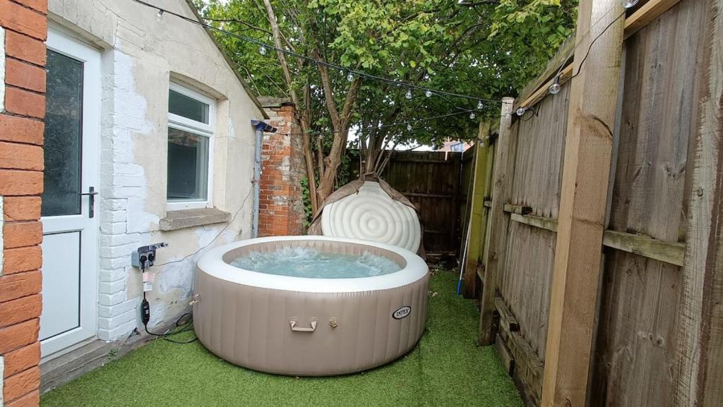 Peaceful Hideaway with Hot Tub near Cardiff Centre, Cardiff