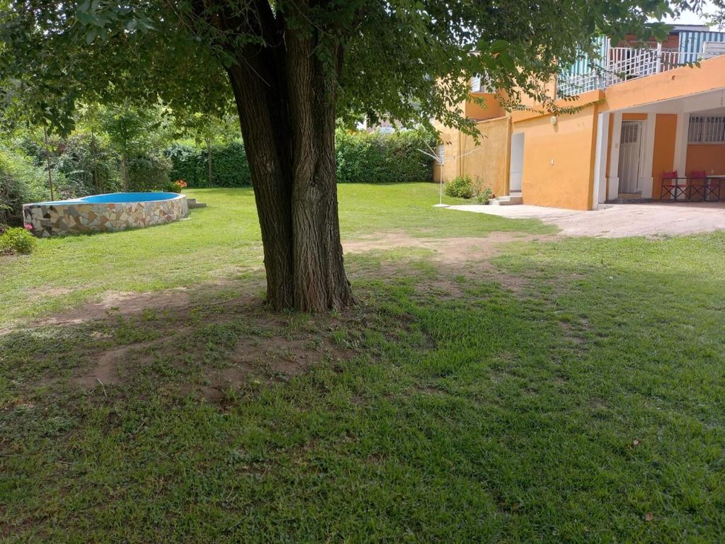 Casa Familiar con patio y parrilla - 1