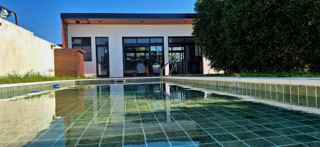 Casa de un ambiente con piscina y quincho - 1