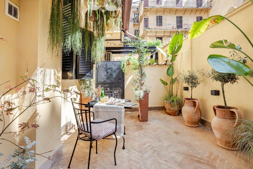 Boutique Apartment Steps from Colosseum - 3
