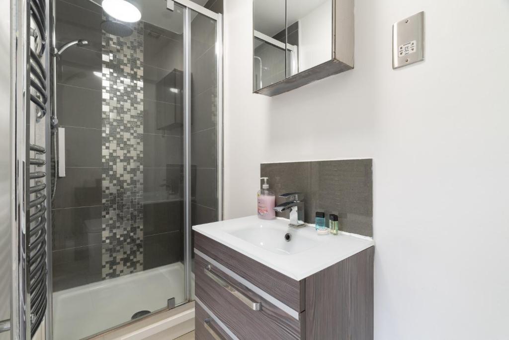 Spacious 5BR, Sleeps 10 Guests in City Centre, Peterborough