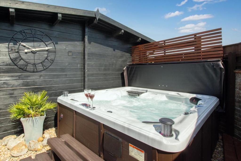 Old Cottage The Log Cabin, Bacton