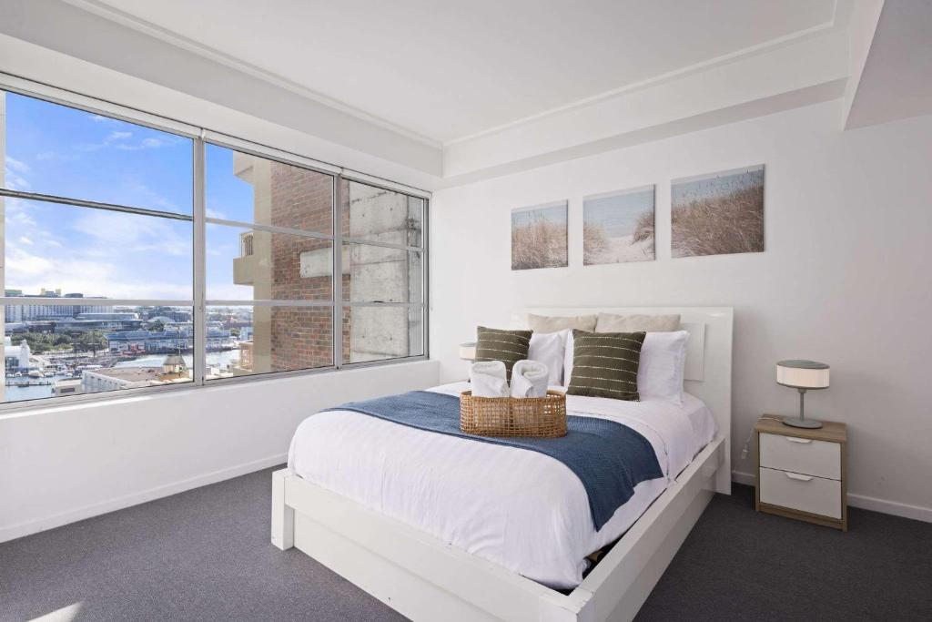 Stylish 2BR Apt Overlooking Darling Harbour, Sydney