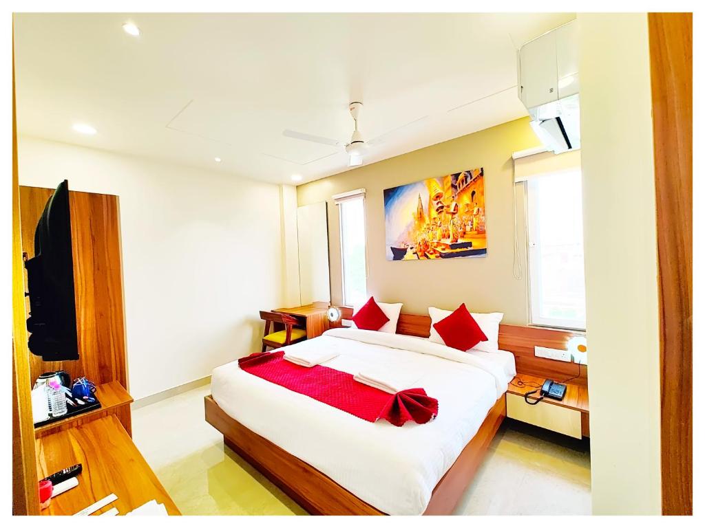 Q Saina RG Varanasi, Váránasí