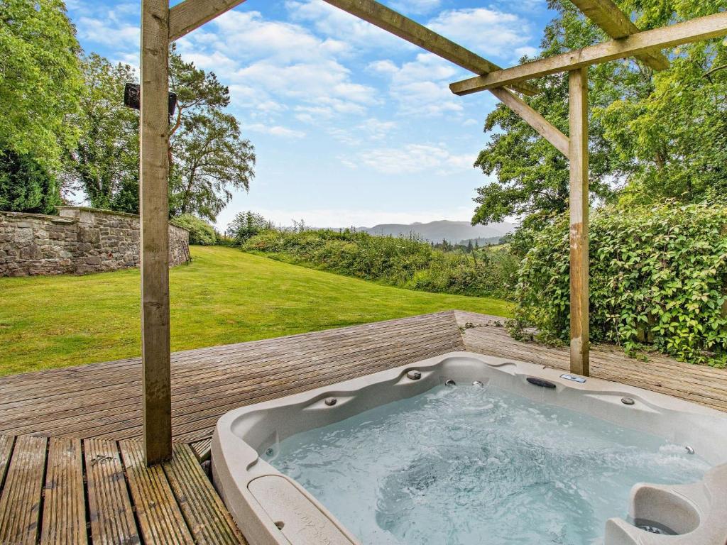 6 Bed in Brecon BN171, Llanspyddid