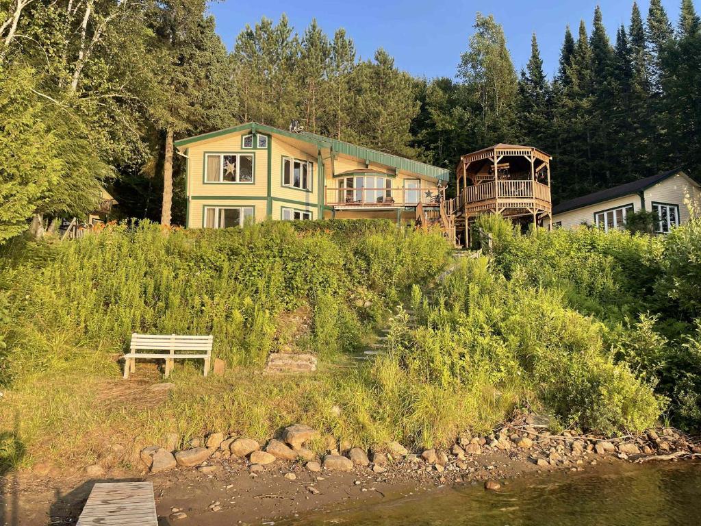 Spa & Waterfront - Chalet le Colibri, Saint-Rémi-dʼAmherst