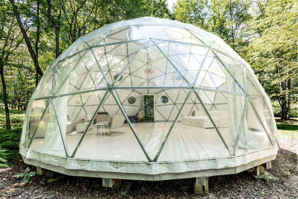 Incredible Spacious Dome for A Group Glamping Experience Surrounded by Nature in Woodridge, New York, Woodridge