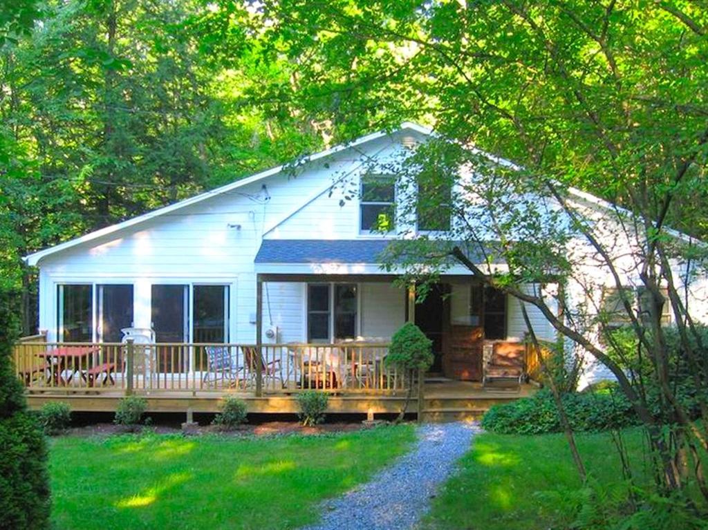 Charming Cabin with Serene Lake Views for a Family Getaway near Pittsfield, Massachusetts, Richmond