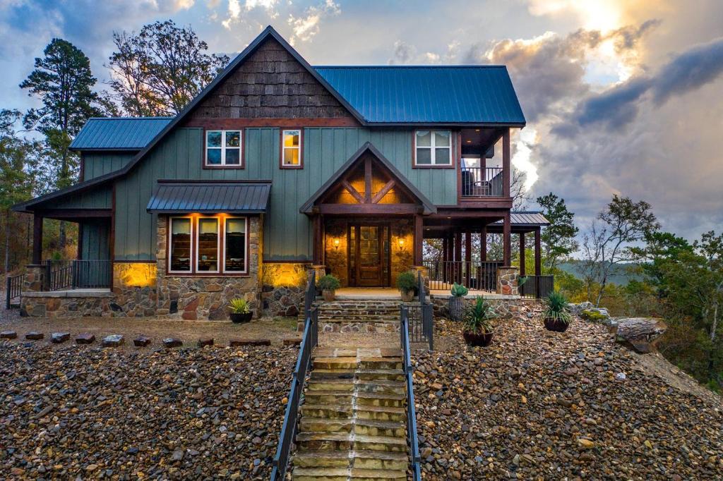 Fully-Equipped Cabin with Breathtaking Mountain Views in Broken Bow, Oklahoma, Stephens Gap