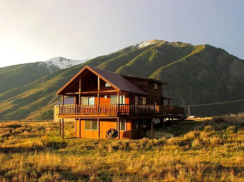 Magnificent Log Cabin with Mountain Views near Yellowstone National Park, Montana, Cliff Lake