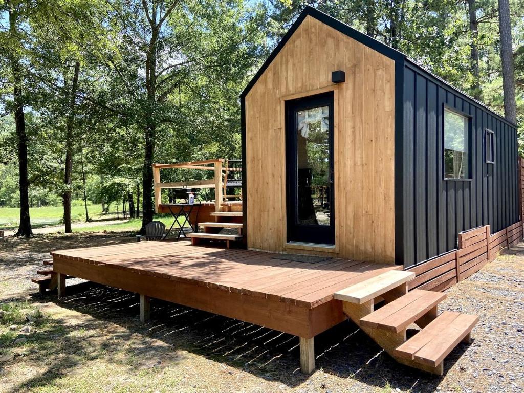 Majestic Nordic Tiny House with Private Deck, Grill and Fire Pit in Arkansas, Boles
