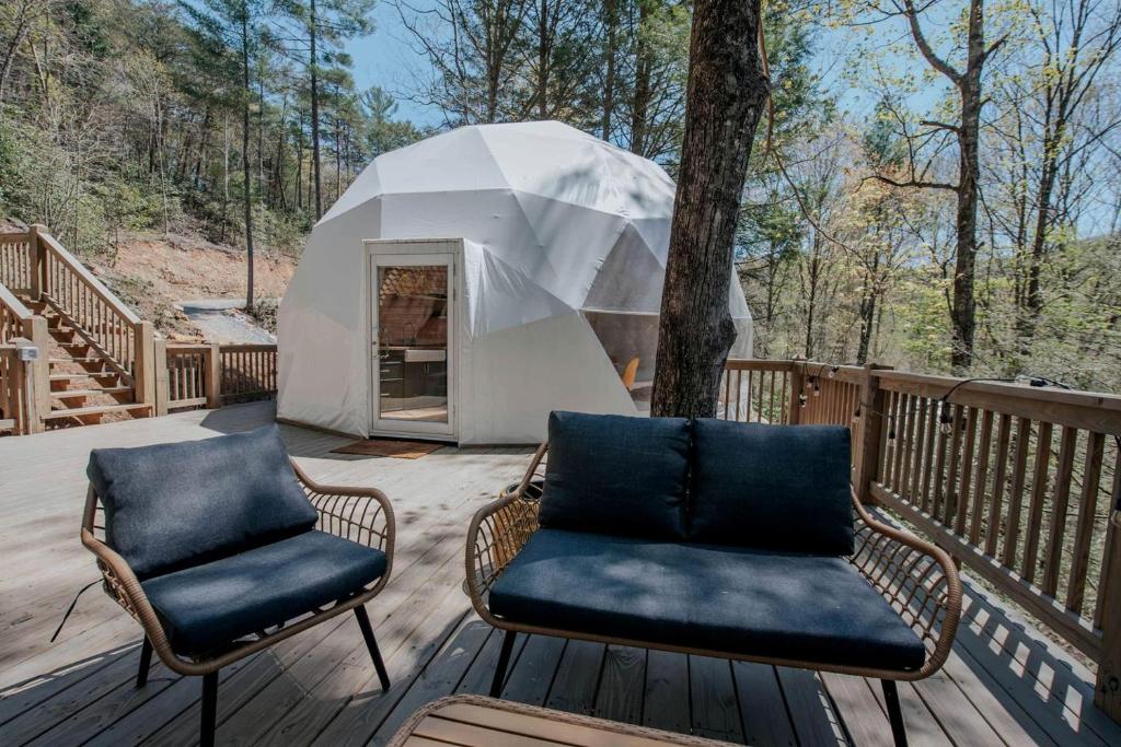 Elegance by the Falls: Stylish Dome Family Escape in Cherry Log, GA, Aska