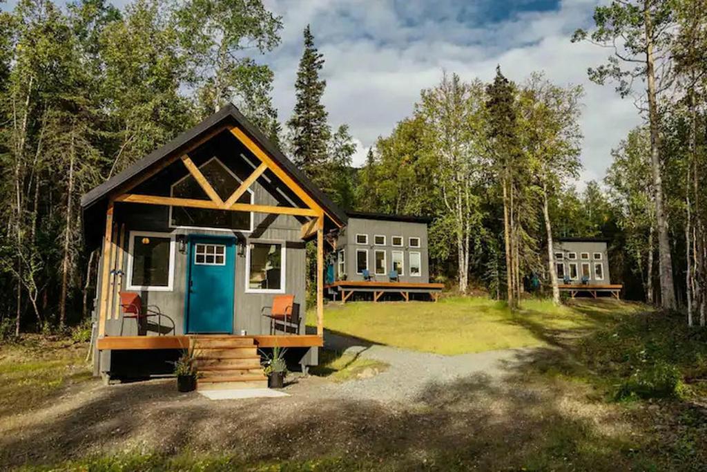 Gorgeous Tiny Cabin Placed in a Privileged Area in Anchorage, Alaska, Chugiak