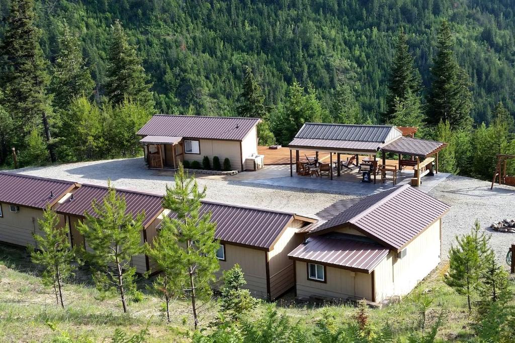 Rustic Mountain Retreat Perfect for Large Groups in Kingston, Idaho, Smelterville