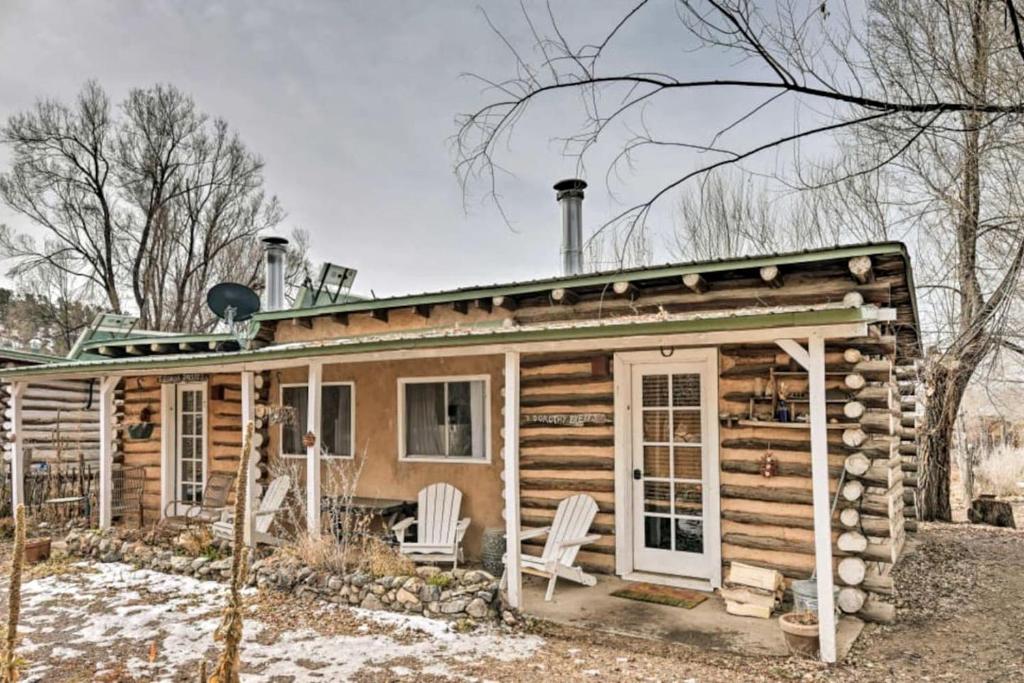Studio-Style Log Cabin near Carson National Forest, New Mexico, San Cristobal