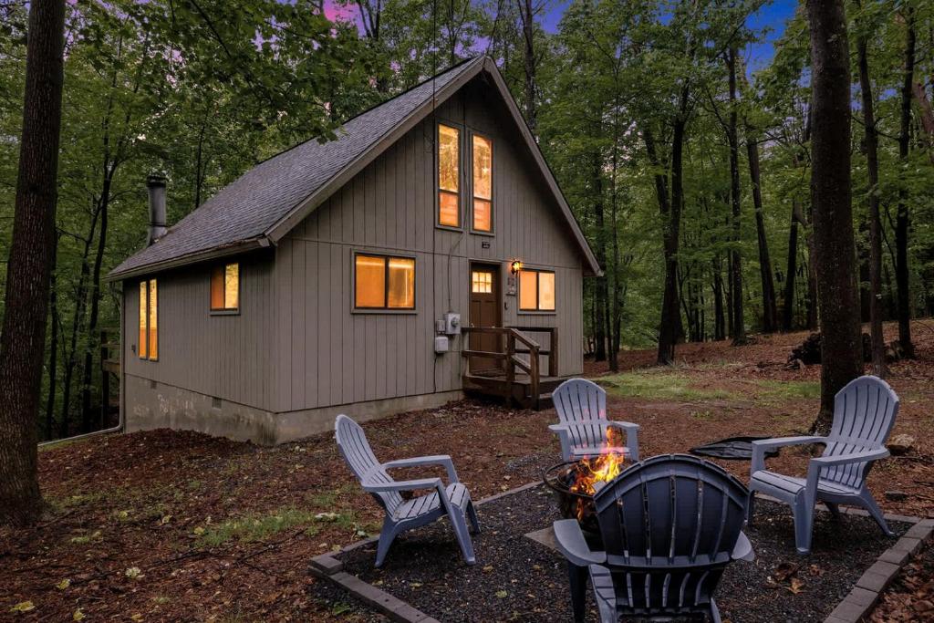 Enchanting A-Frame Cabin Retreat near Berkeley Springs and Mountain Views in West Virginia, Baxter