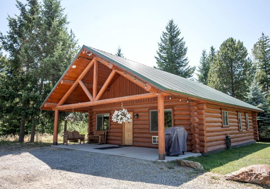 Spacious Pet-Friendly Log Cabin with King Bed & Full Kitchen | Bonners Ferry, Idaho Retreat, Bonners Ferry