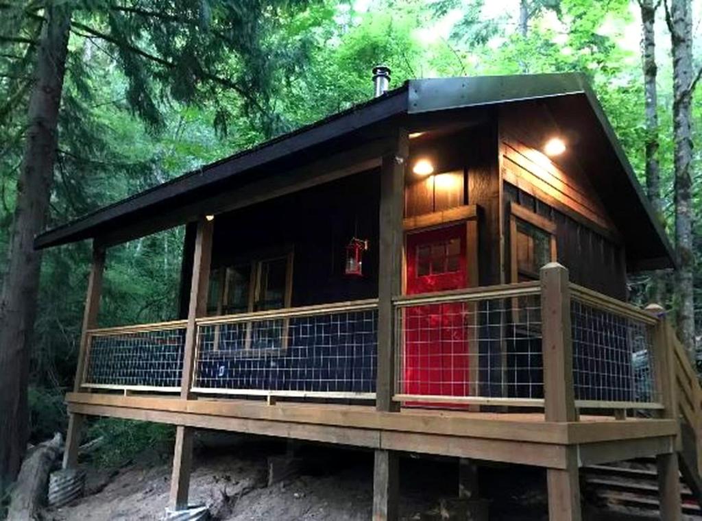 Rustic Cabin Perfect for a Secluded Weekend Getaway in Rhododendron, Oregon, Mount Hood Village