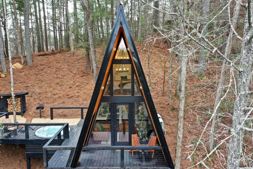 Intimate Private A-Frame with Spa and Beautiful Outdoor Living in Georgia, Lickskillet