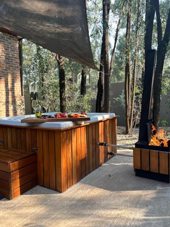 Luxury Tranquil Treehouse & Hot Tub, Pretoria