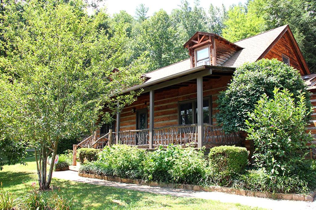 Rustic Log Cabin Rental with a Hot Tub near Asheville, North Carolina, Crabtree