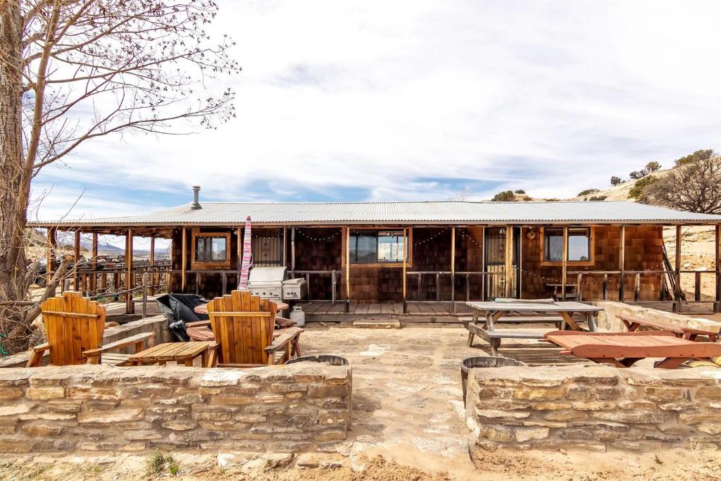 Cozy Off-Grid Cabin with Equipped Outdoor Deck and Picnic Space in Utah, Monticello