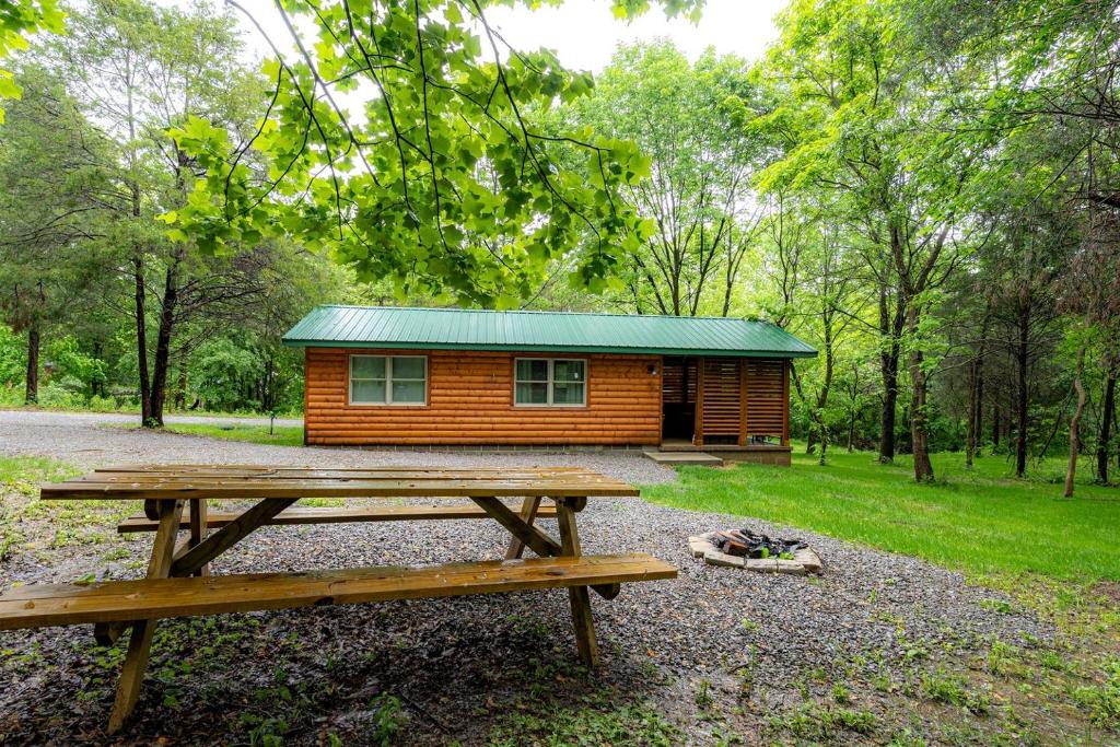Sublime Cabin with Hot-tub and Fire Pit in Herold, Illinois, Karbers Ridge